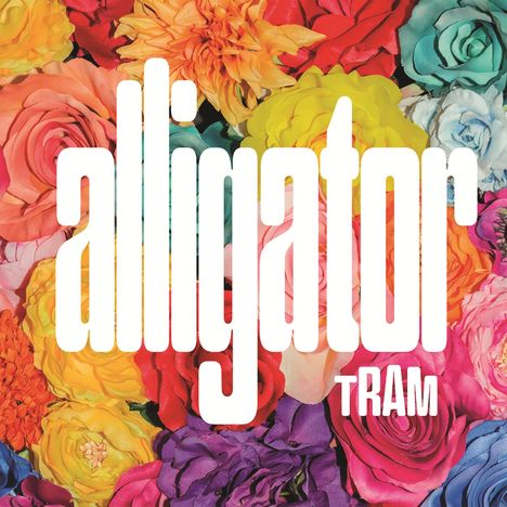 "alligator TRAM" steht in großen, weißen Buchstaben vor einem bunten Hintergrund aus verschiedenen Blumen.