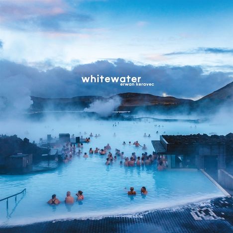 Text: "whitewater erwan keravec". Menschen baden in einer dampfenden blauen Lagune, umgeben von nebelverhangenen Bergen.