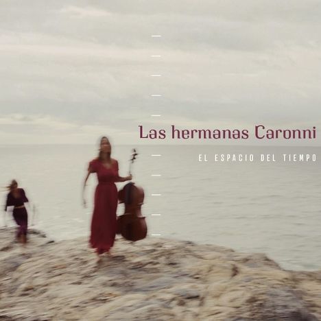 Text: „Las hermanas Caronni” und „El espacio del tiempo”. Zwei Frauen in langen Kleidern am Meer, eine trägt ein Cello.