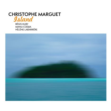 Text: Christophe Marguet, Island, Régis Huby, Manu Codjia, Hélène Labarrière. Unscharfe Insel im blauen Meer.