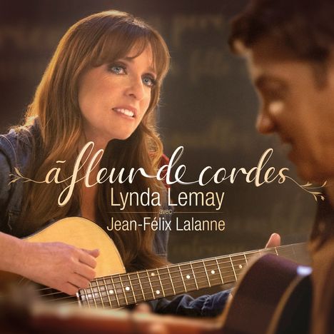 „à fleur de cordes, Lynda Lemay avec Jean-Félix Lalanne“. Eine Frau spielt Gitarre, spricht mit einem Mann.