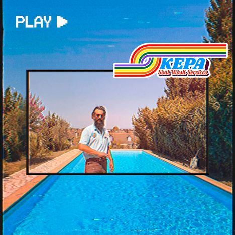 "PLAY ►", "KEPA Soul Wash Services" neben Retro-Pool-Szene. Person in Polohemd vor blauem Pool in sonniger Umgebung.