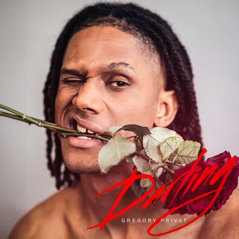 „Darling“ und „Gregory Privat“. Ein Mann mit geschlossenen Augen hält eine Rose im Mund.