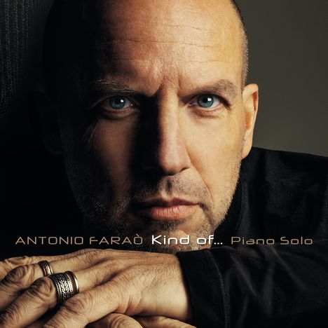 Der Text lautet: "ANTONIO FARAO Kind of... Piano Solo". Ein Mann schaut intensiv, seine Hände mit Ringen sind sichtbar.