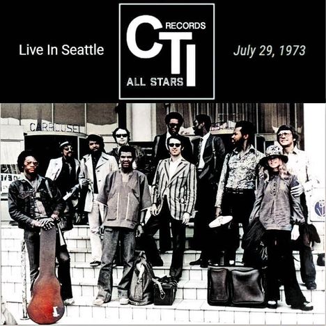 "Live In Seattle", "CTI Records", "All Stars", "July 29, 1973". Eine Gruppe von Menschen steht auf Treppen mit Gepäck.