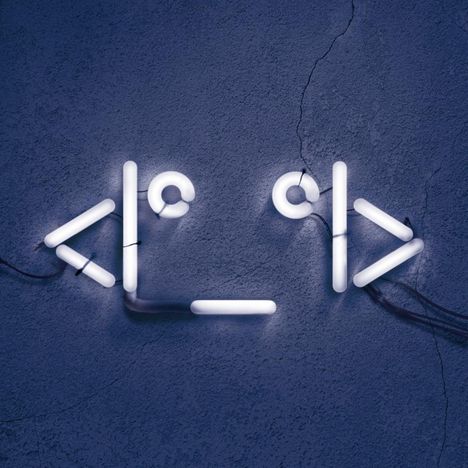 Leuchtende Symbole: <, c, :, _, c, > auf dunkler Wand, die wie ein Gesicht wirken.