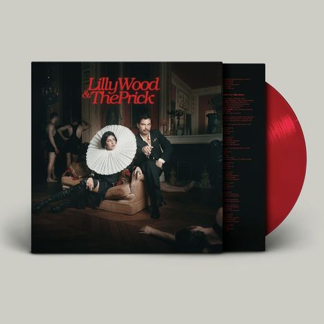 „Lilly Wood & The Prick“ in roter Schrift. Menschen in schwarzer Kleidung in einem eleganten Raum. Rote Vinyl-Schallplatte.