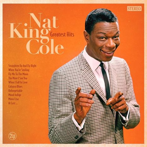 „Nat King Cole Greatest Hits“. Eine Liste von Songs steht links. Er trägt einen karierten Anzug und lächelt.