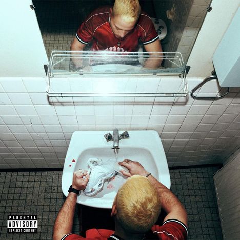"Parental Advisory - Explicit Content" steht unten. Ein Mann mit blondem Haar wäscht seine Hände in einem Waschbecken, schaut in den Spiegel.