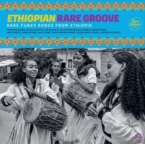 "Ethiopian Rare Groove", "Rare Funky Songs From Ethiopia". Vier Frauen spielen und tanzen mit Trommeln in Straßenkleidung.