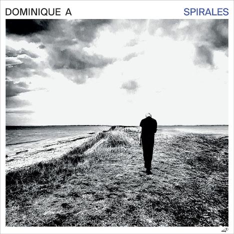 Text oben: "DOMINIQUE A" und "SPIRALES". Schwarz-Weiß-Foto von Person auf Landzunge am Meer unter dramatischem Himmel.