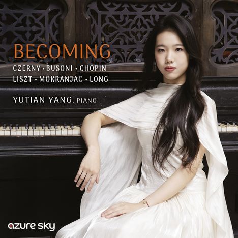 Texte: BECOMING, CZERNY, BUSONI, CHOPIN, LISZT, MOKRANJAC, LONG, YUTIAN YANG, PIANO. Frau in weißem Kleid am Klavier.