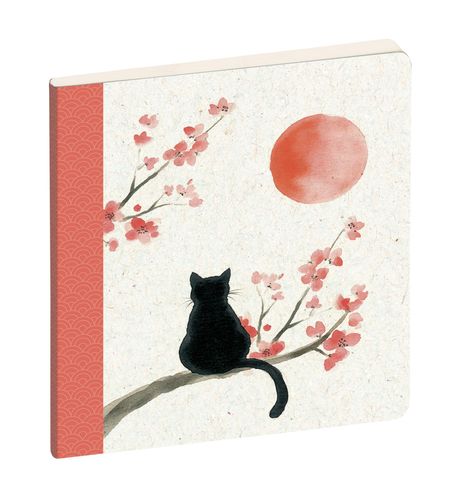 Ein schwarzer Katzensilhouette sitzt auf einem Ast mit rosa Blüten, während die rote Sonne im Hintergrund strahlt.