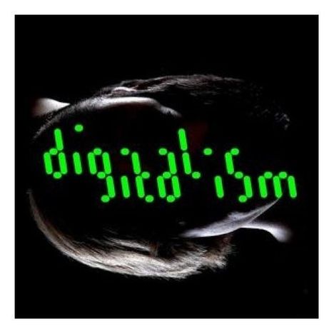 „digitalism“ in grüner, digitaler Schrift auf dem Kopf eines liegenden Menschen.