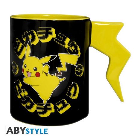 Japanischer Text umgibt gelben Pikachu auf einer schwarzen Tasse mit blitzförmigem Henkel.