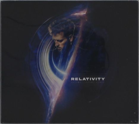 Text: "RELATIVITY". Dunkles, surreal wirkendes Bild, ein nachdenklicher Mann in wirbelndem, leuchtendem Nebel.