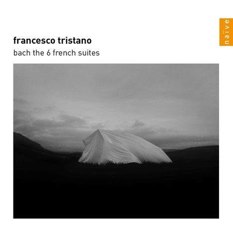 „francesco tristano bach the 6 french suites“. Schwarz-Weiß-Landschaft mit verhülltem Objekt in der Mitte.
