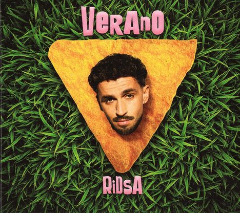 "Verano" oben und "Ridsa" unten. Ein Gesicht auf einem gelben Dreieck, umgeben von grünem Gras. Popart-Stil.