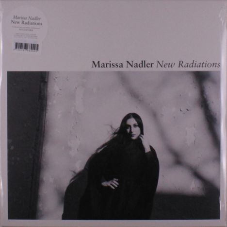 "Marissa Nadler New Radiations" ist zu lesen. Frau in Schwarz-Weiß, langes Haar, vor strukturiertem Hintergrund.