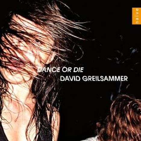 Texte: "Dance or Die", "David Greilsammer". Zwei Menschen mit zerzausten Haaren vor schwarzem Hintergrund.