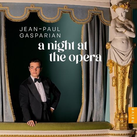 „Jean-Paul Gasparian, a night at the opera“. Ein Mann im Smoking steht vor einem eleganten Vorhang neben einer Statue.