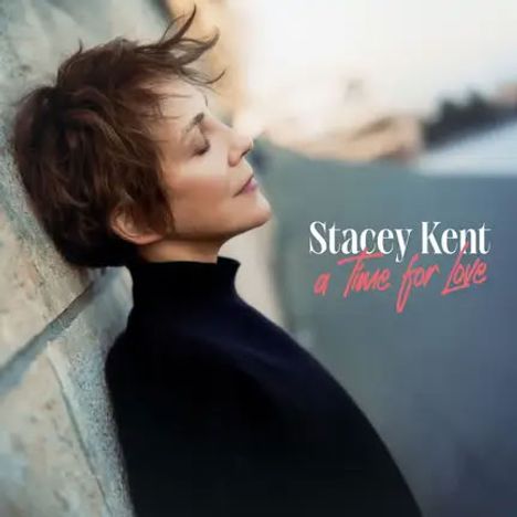Text: "Stacey Kent a Time for Love". Frau lehnt entspannt mit geschlossenen Augen an einer Wand.