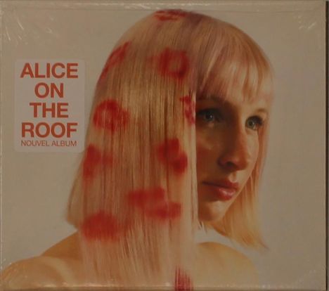 "Alice on the Roof, Nouvel Album." Nahaufnahme eines Gesichts mit blondem Haar, das rote Markierungen hat.
