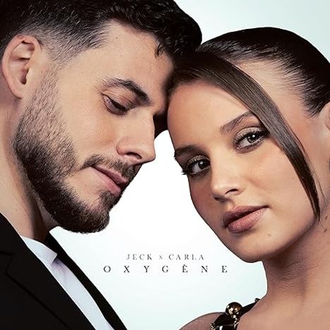 Text: "JECK N CARLA OXYGÈNE". Zwei Personen, Kopf an Kopf, elegant gekleidet, schauen in die Kamera.