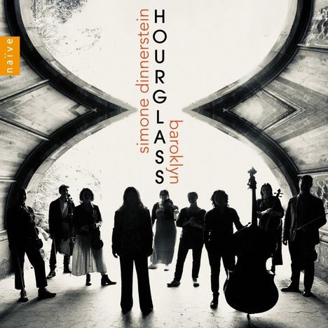 Texte: "simone dinnerstein", "HOURGLASS", "baroklyn", "naïve". Silhouetten von Menschen unter einem gewölbten Durchgang.