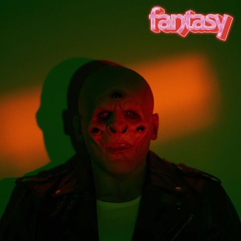 Text: "fantasy" in leuchtendem pink. Eine Person mit mehreren Augen, im Schatten stehend, trägt eine Lederjacke.