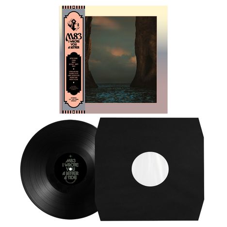 "M83 I WROTE YOU A LETTER" auf einem Plattencover und schwarzem Vinyl. Zwischen Felsen, ein Meer bei Sonnenuntergang.
