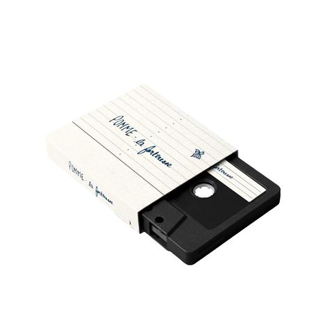 Text: "POMME - la friteuse". Illustration einer VHS-Kassette in einer weißen, linierten Hülle.