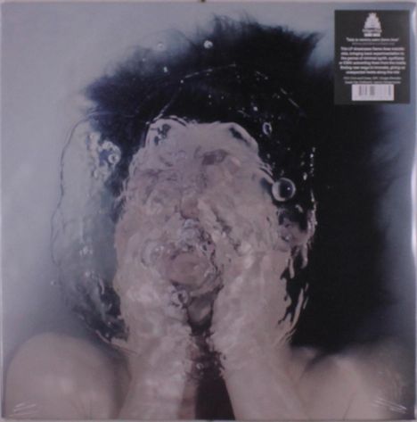 Text oben rechts: Aufkleber mit Beschreibung. Verschwommene Person mit Händen im Gesicht unter Wasser.