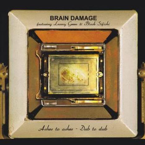 „BRAIN DAMAGE featuring Learoy Green & Black Sifichi. Ashes to ashes - Dub to dub.“ Abstrakte, technische Illustration.