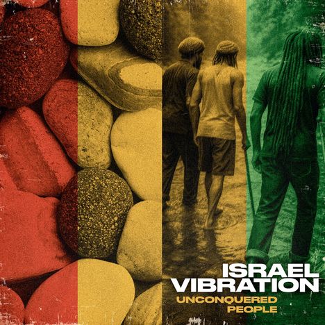 „Israel Vibration Unconquered People“. Rote, gelbe, grüne Streifen mit Steinen und drei Personen von hinten.