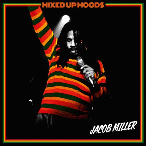 "Mixed Up Moods" und "Jacob Miller". Ein Sänger in einem bunten Streifenpullover hebt eine Hand mit Mikrofon.