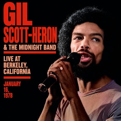 Text: "Gil Scott-Heron & The Midnight Band. Live at Berkeley, California. January 16, 1978." Person spricht in Mikrofon.