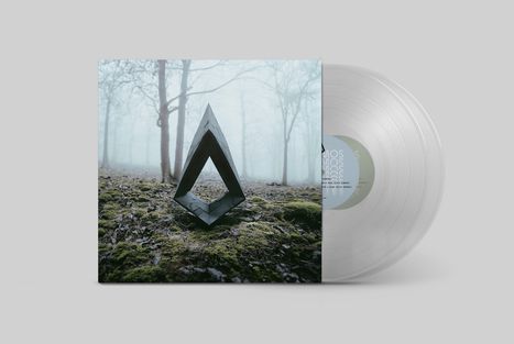 Text: "MOS". Klare Vinyl-Schallplatte mit Cover: Dreieckige Skulptur in nebligem Wald mit Moosboden.