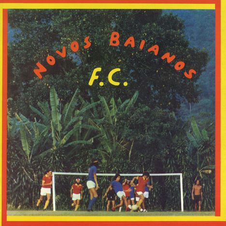 "Novos Baianos F.C." steht oben. Menschen spielen Fußball vor einem Hintergrund aus dichtem, tropischem Grün.