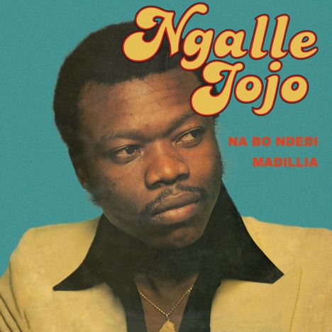 "Ngalle Jojo" in Gelb und "Na Bo Ndedi Madillia" in Rot vor einem Porträt eines Mannes in Anzug auf blauem Hintergrund.