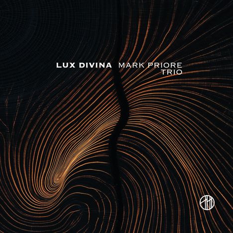 Texte: LUX DIVINA MARK PRIORE TRIO. Illustration mit geschwungenen, goldenen Linien auf schwarzem Hintergrund, Logo unten.