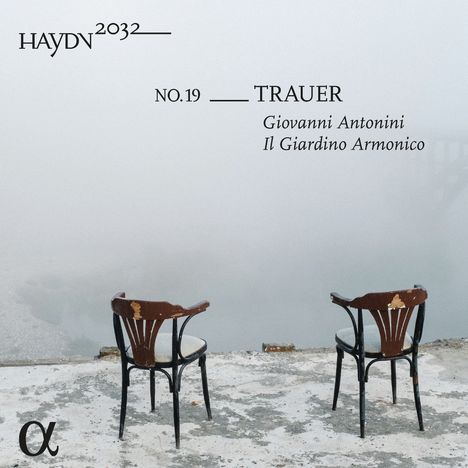 Text: "HAYDN 2032", "NO.19 TRAUER", "Giovanni Antonini", "Il Giardino Armonico". Zwei leere Stühle vor nebligem Hintergrund.