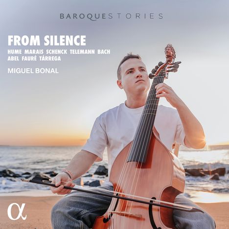 "FROM SILENCE" steht groß auf dem Cover. Ein Mann spielt ein Streichinstrument am Strand bei Sonnenuntergang.