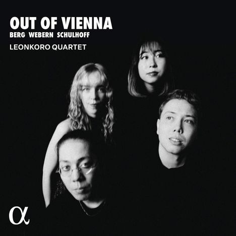 Texte: "OUT OF VIENNA", "BERG WEBERN SCHULHOFF", "LEONKORO QUARTET". Schwarz-weiß Foto von vier Personen mit neutralem Ausdruck.