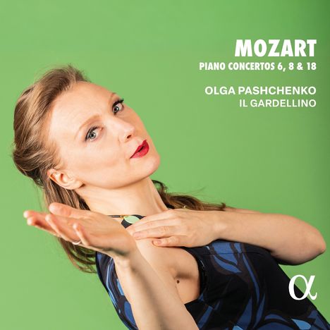 Mozart Piano Concertos 6, 8 & 18. Olga Pashchenko, Il Gardellino. Frau in Bewegung vor grünem Hintergrund.