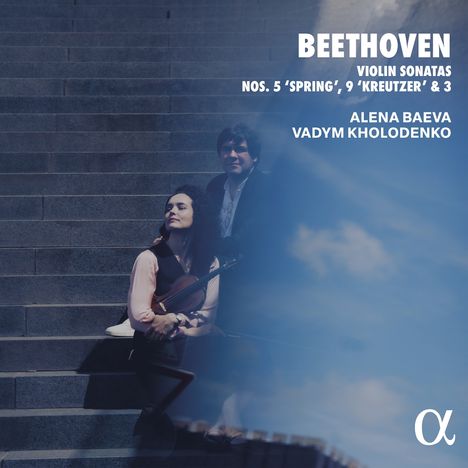 "BEETHOVEN VIOLIN SONATAS NOS. 5 ‘SPRING’, 9 ‘KREUTZER’ & 3 ALENA BAEVA VADYM KHOLODENKO." Zwei Personen auf Treppe.