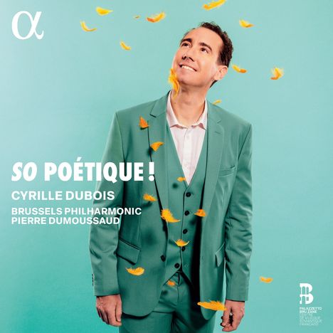 „SO POÉTIQUE! CYRILLE DUBOIS BRUSSELS PHILHARMONIC PIERRE DUMOUSSAUD“. Mann im grünen Anzug mit orangefarbenen Federn.