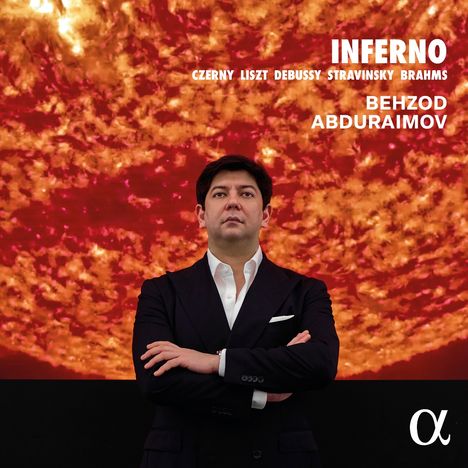 INFERNO. Czerny, Liszt, Debussy, Stravinsky, Brahms. Behzod Abduraimov. Mann vor feurigem Hintergrund, dunkler Anzug.