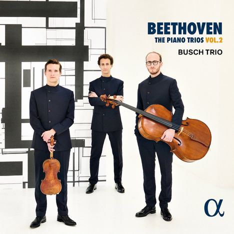 "BEETHOVEN THE PIANO TRIOS VOL.2 BUSCH TRIO." Drei Musiker in dunkler Kleidung mit Geige und Cello vor grafischem Hintergrund.