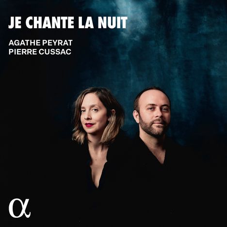 Texte: "JE CHANTE LA NUIT", "AGATHE PEYRAT", "PIERRE CUSSAC". Zwei Personen vor einem blauen Hintergrund.